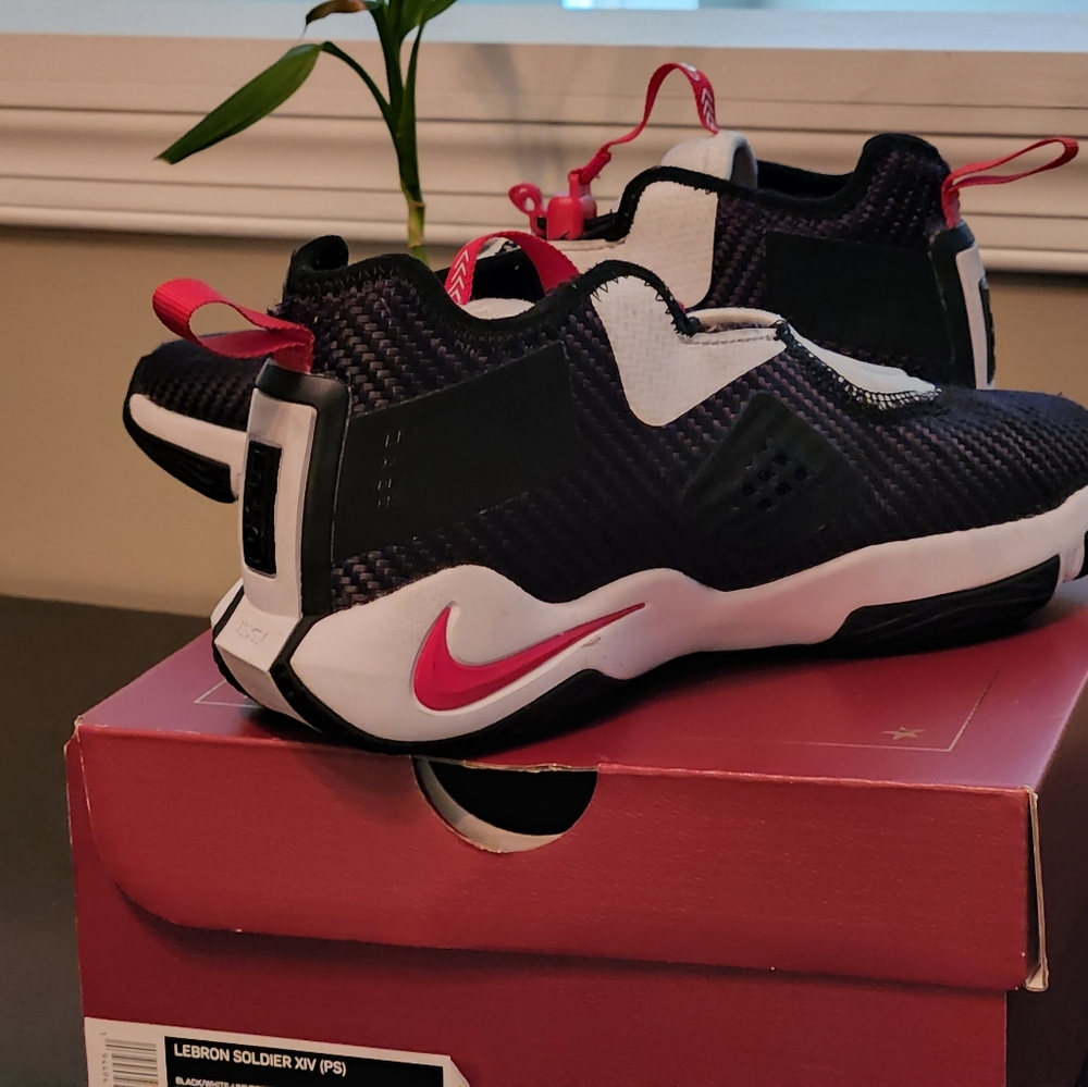 Boys LeBron Soldier XIV 3Y sneakers